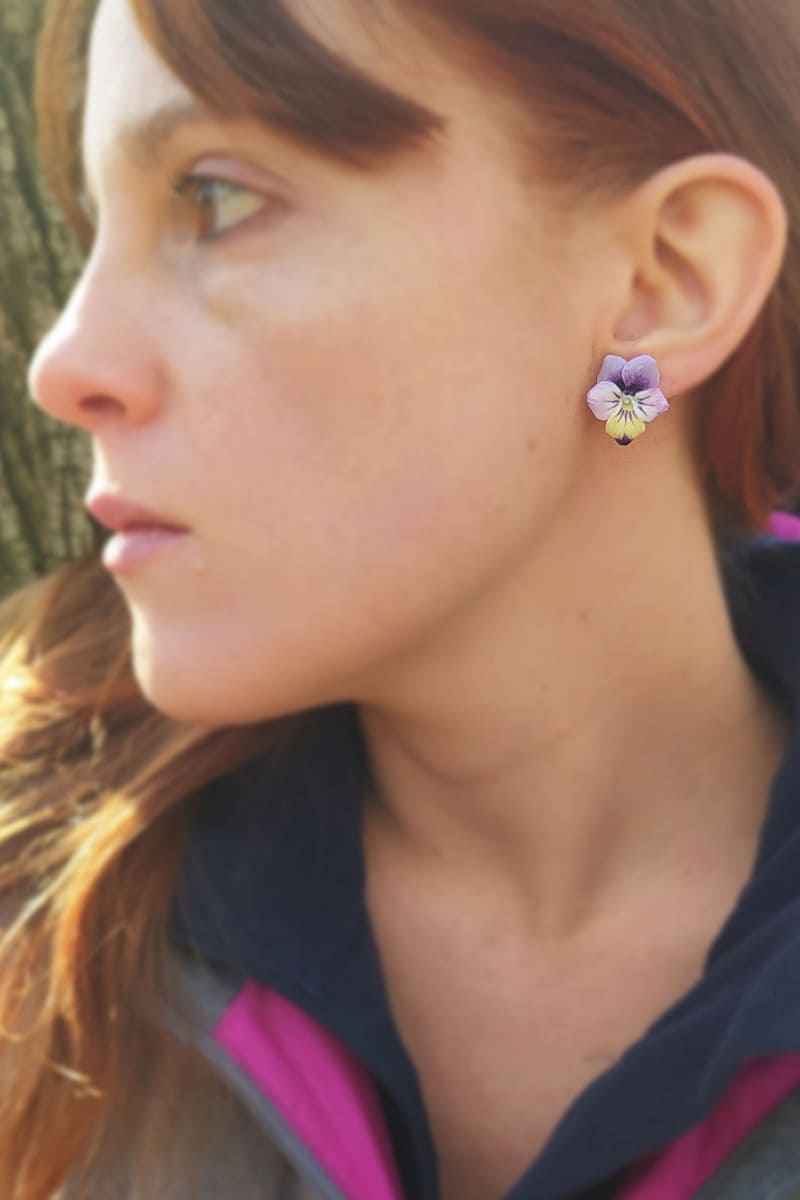 Orecchini a lobo con viole del pensiero lilla