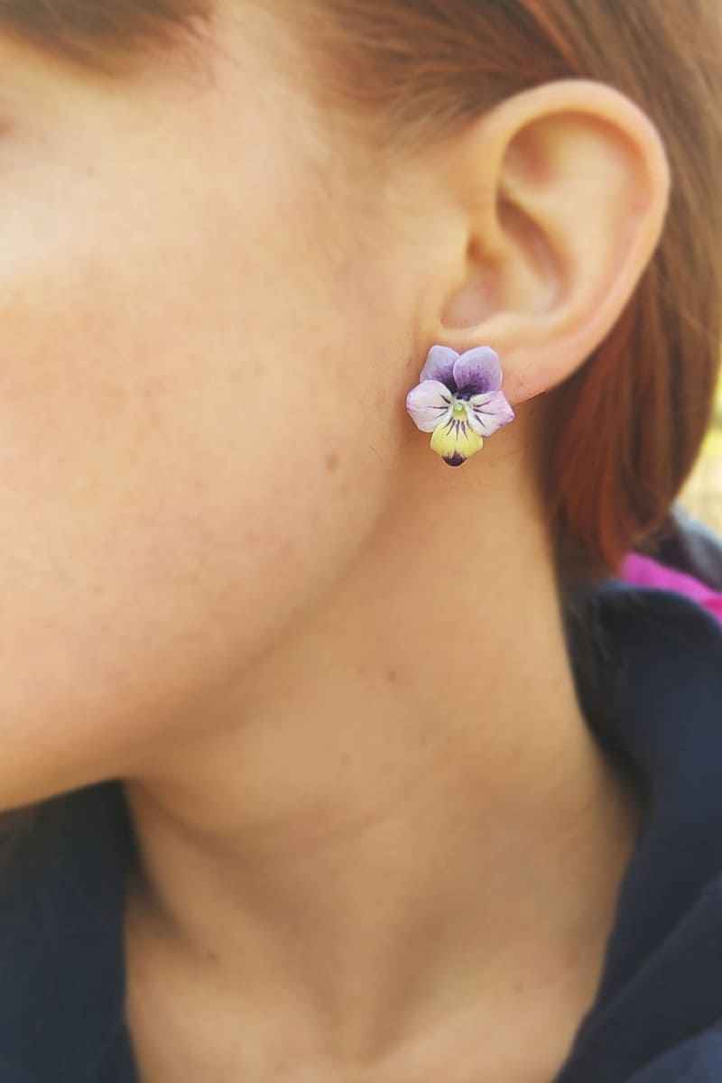 Orecchini a lobo con viole del pensiero lilla