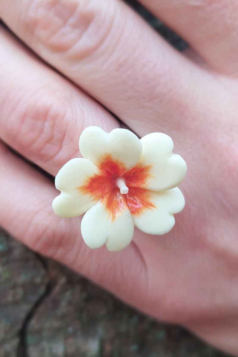 Anello con primula gialla