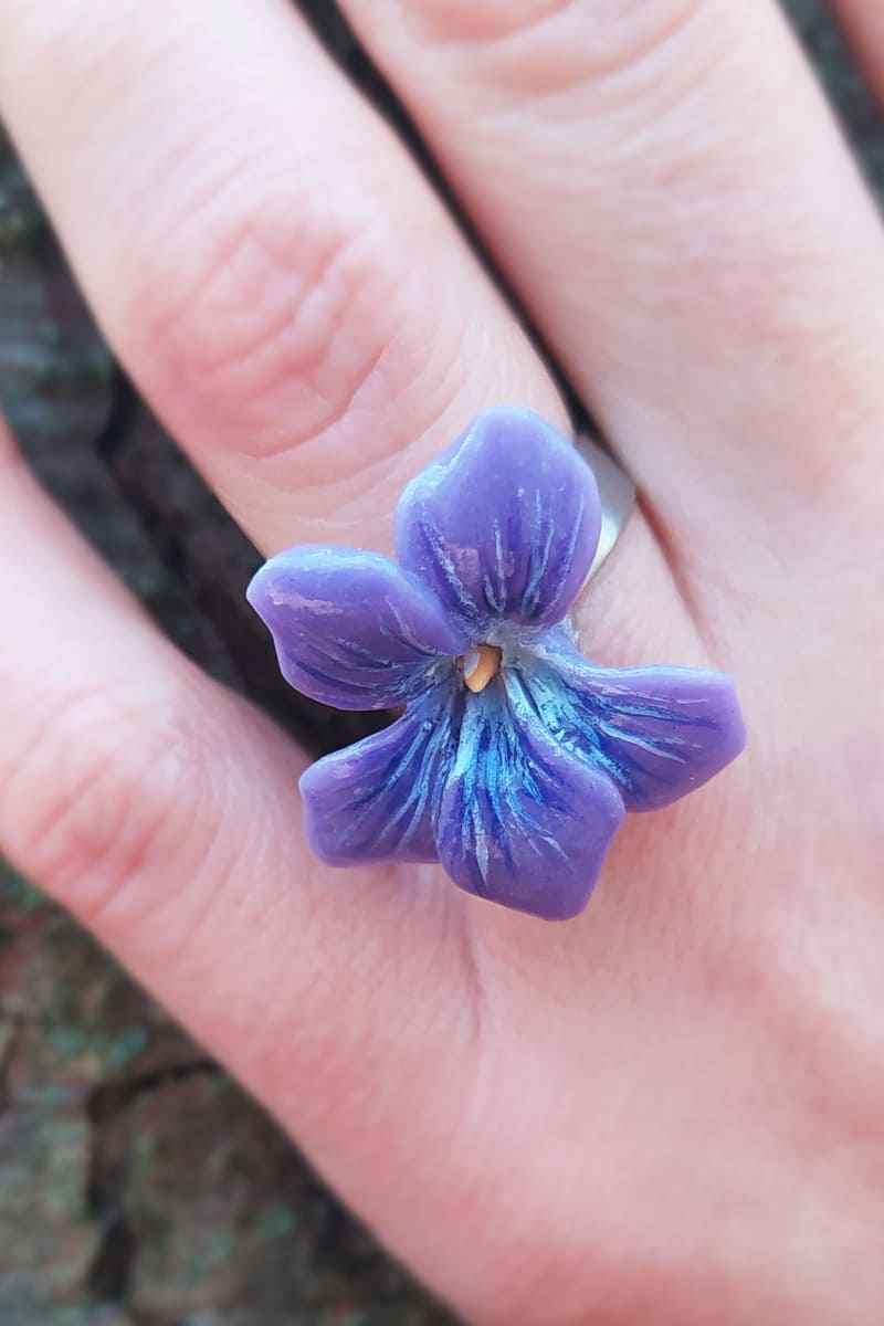 Anello con violetta