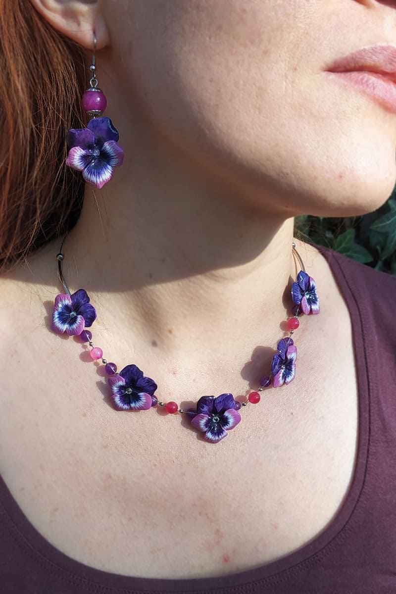 Collana girocollo con viole del pensiero fucsia e pietre dure