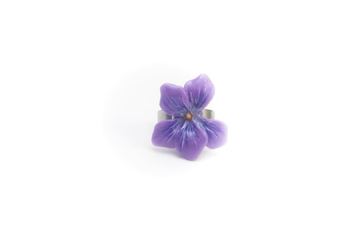 Anello con violetta