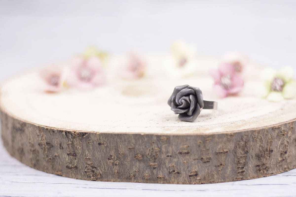 Anello con rosa grigia