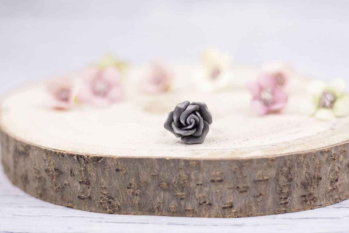 Anello con rosa grigia