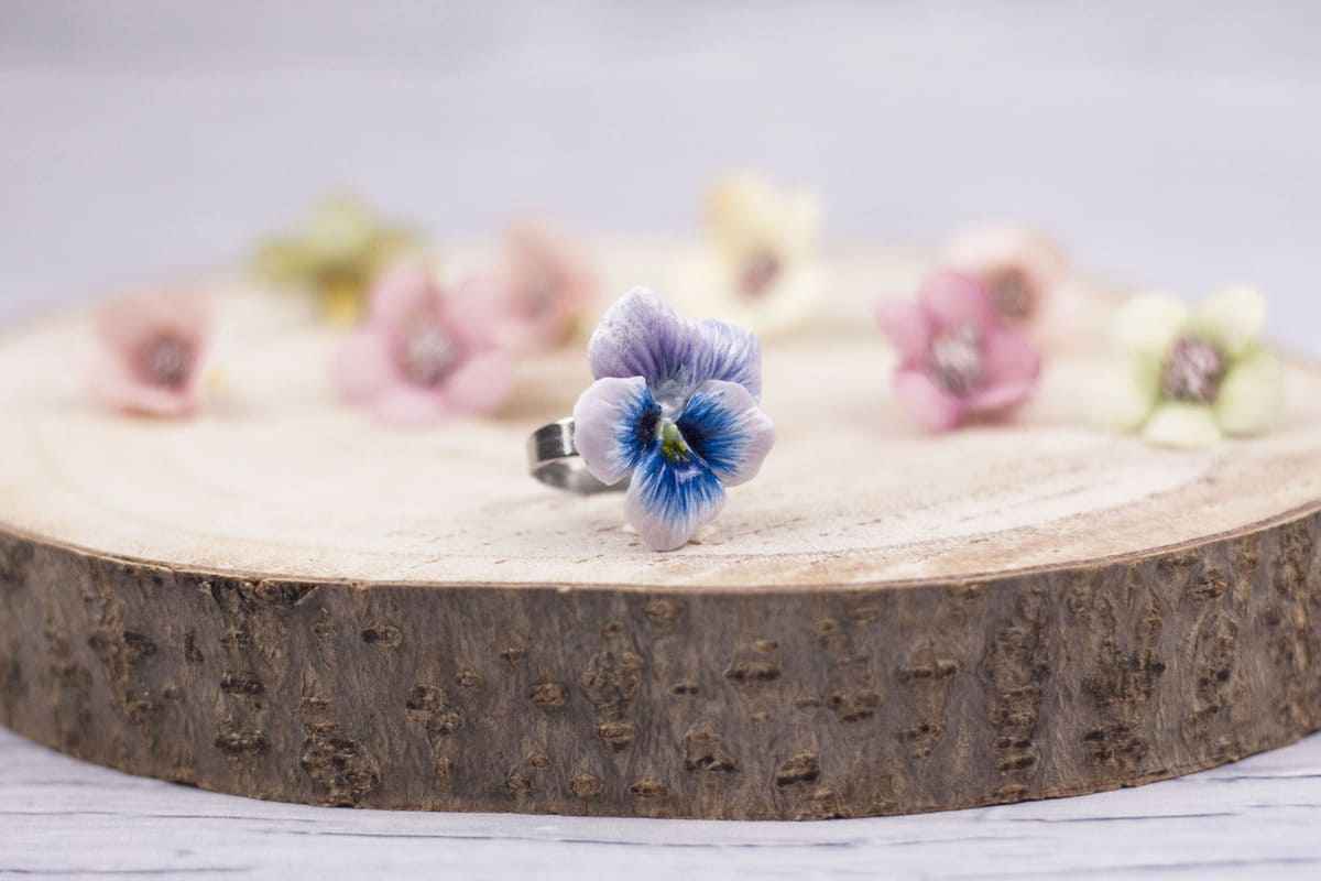 Anello con viola del pensiero viola