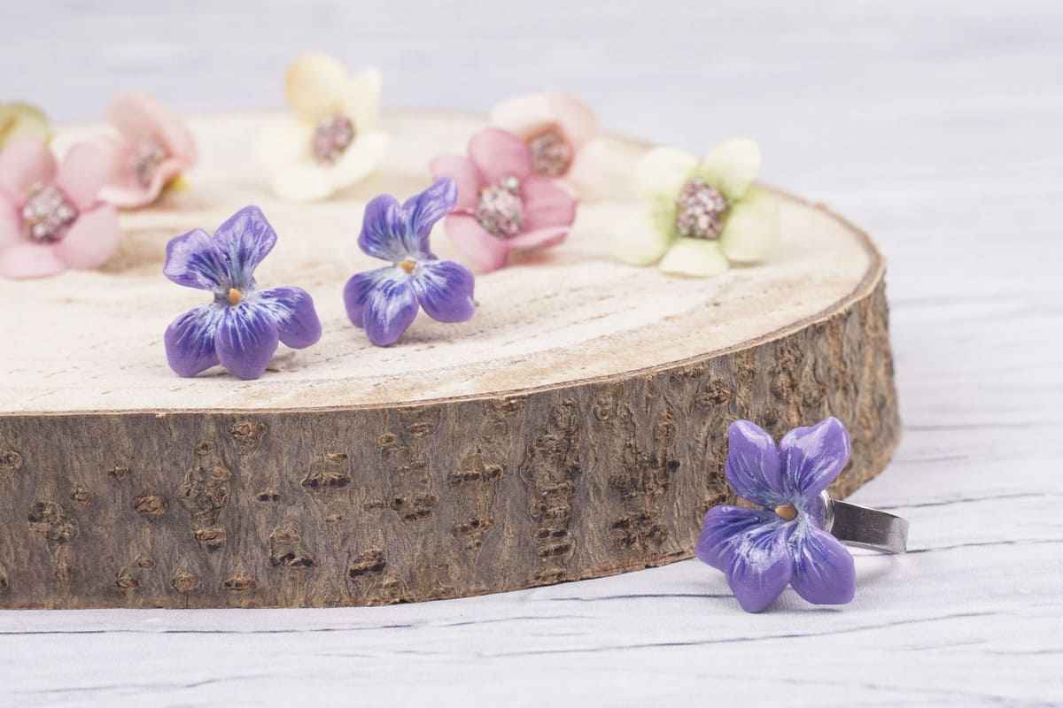 Anello con violetta