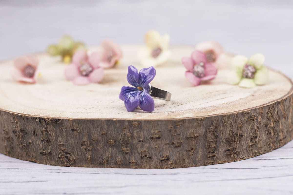 Anello con violetta