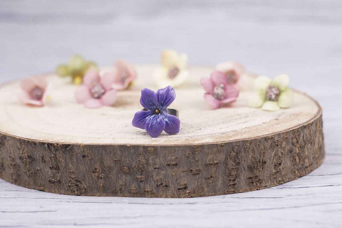 Anello con violetta
