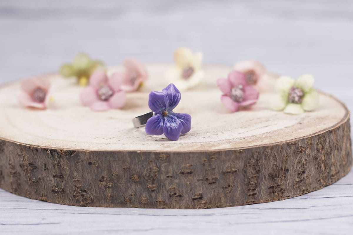 Anello con violetta