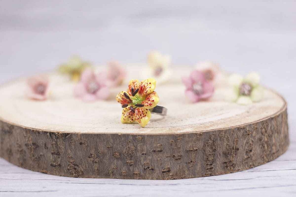 Anello con giglio giallo
