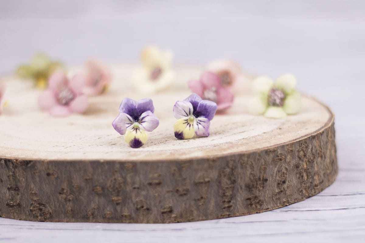 Orecchini a lobo con viole del pensiero lilla