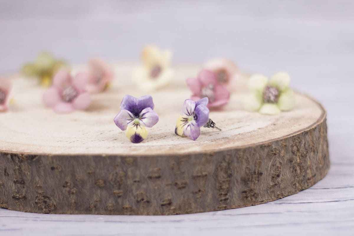 Orecchini a lobo con viole del pensiero lilla