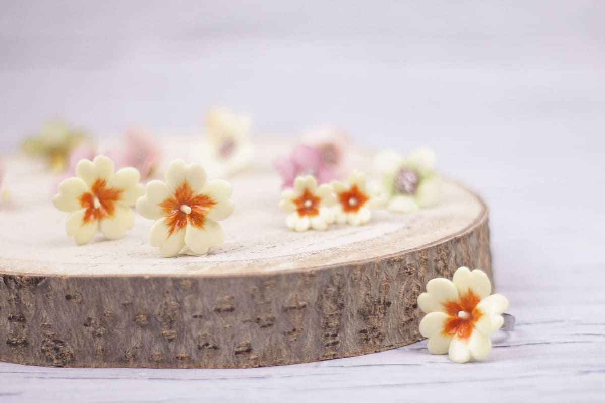Anello con primula gialla