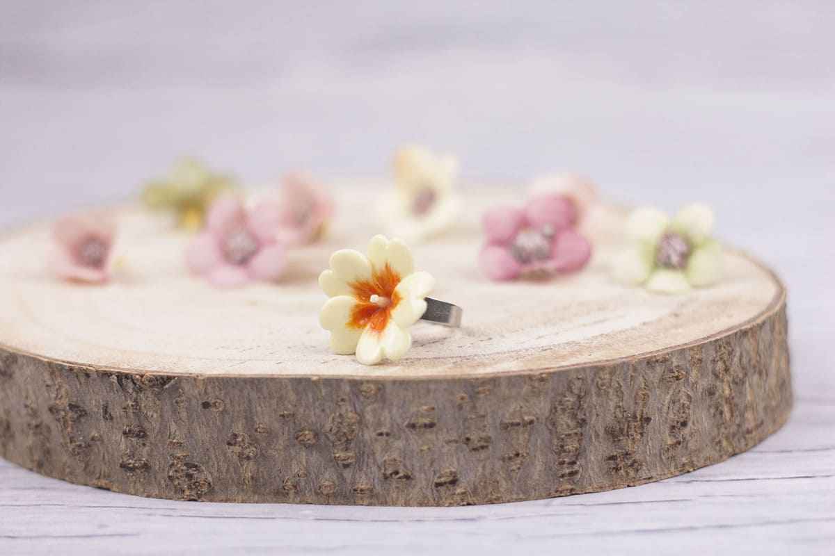 Anello con primula gialla