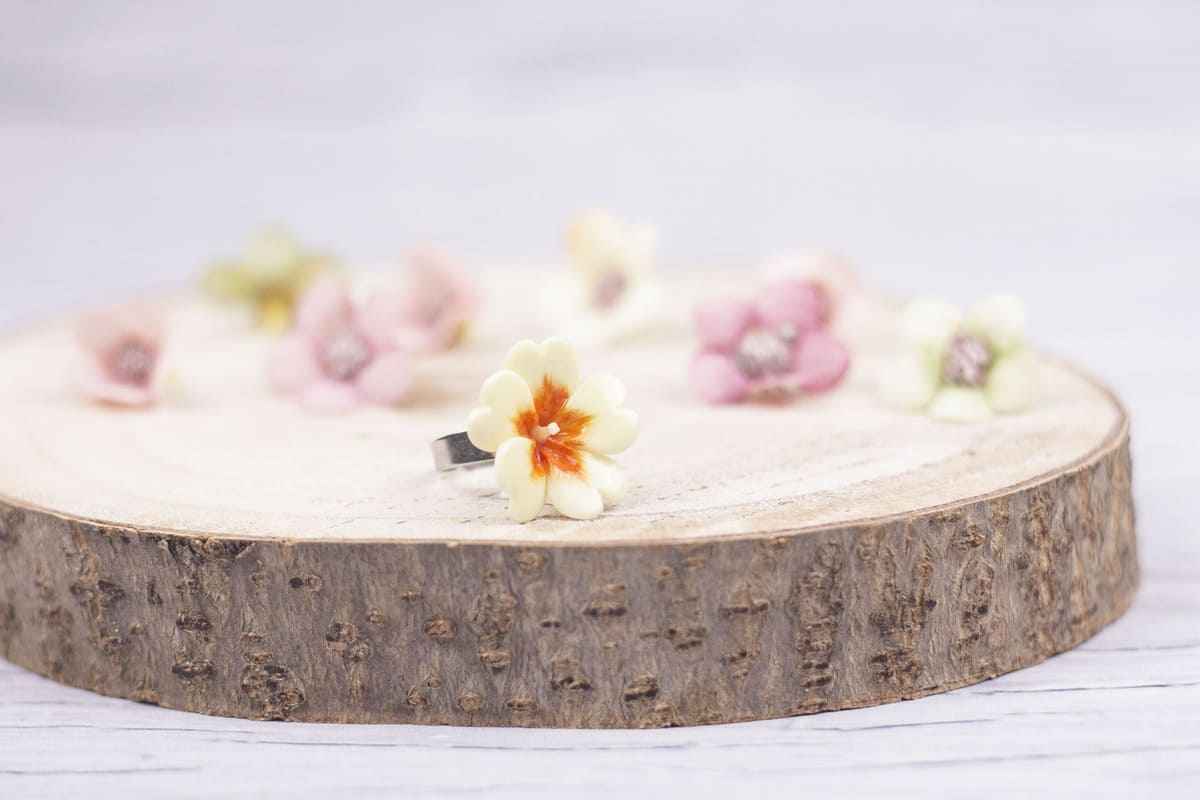 Anello con primula gialla