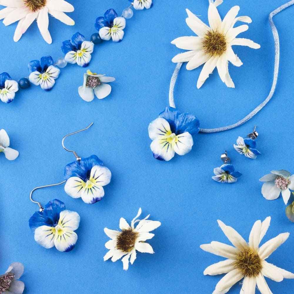Orecchini pendenti con viole del pensiero azzurre