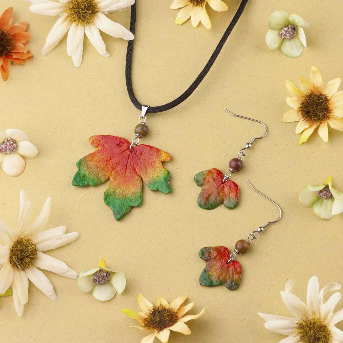 Orecchini pendenti con foglie di acero campestre