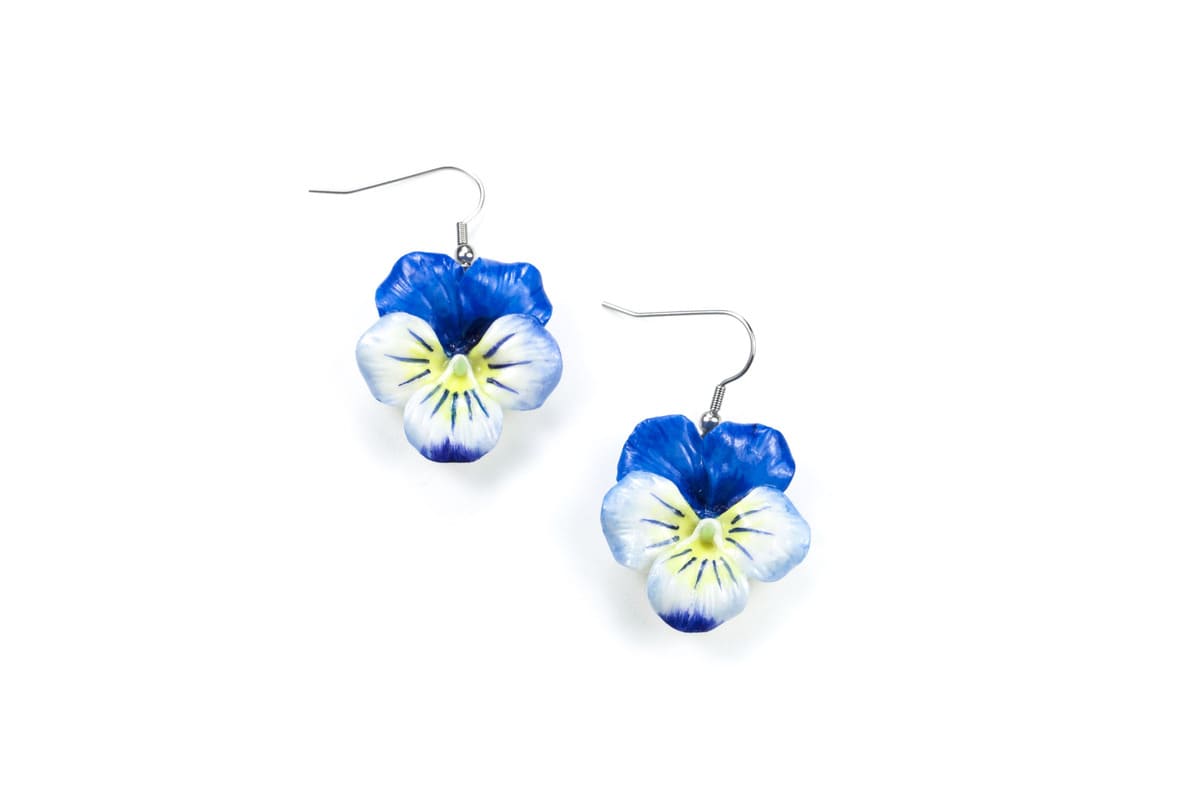 Orecchini pendenti con viole del pensiero azzurre