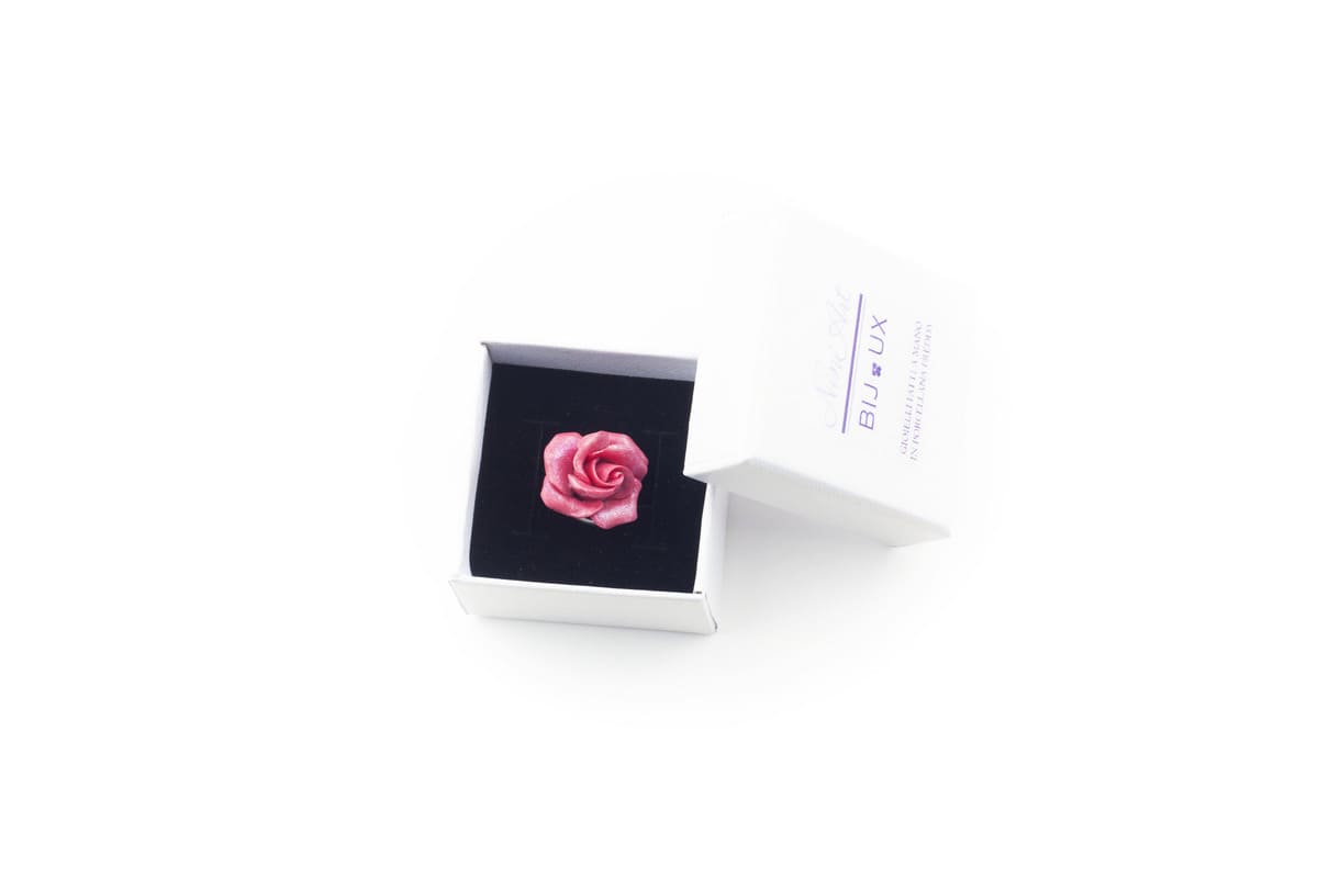 Anello con rosa rossa