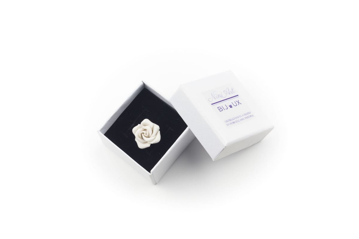 Anello con rosa bianca