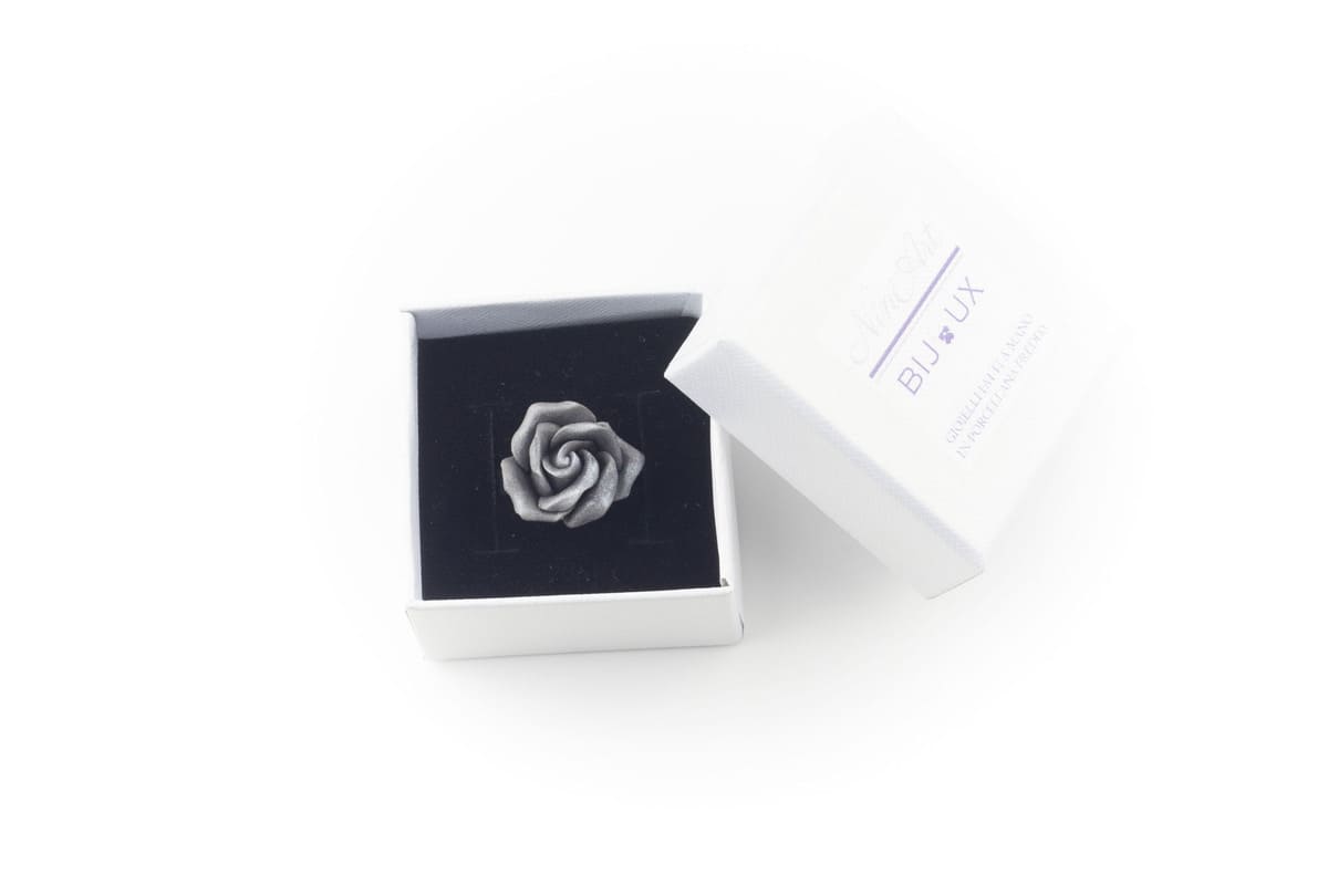 Anello con rosa grigia