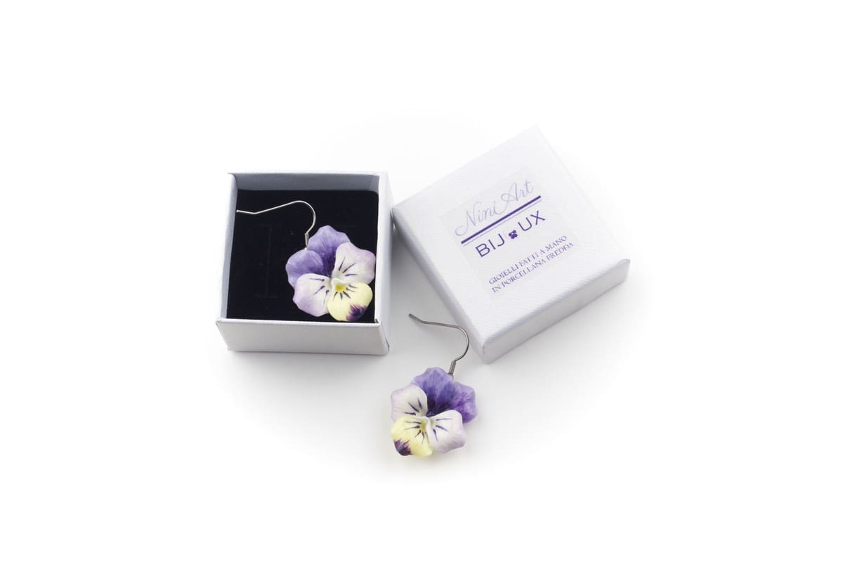 Orecchini pendenti con viole del pensiero lilla