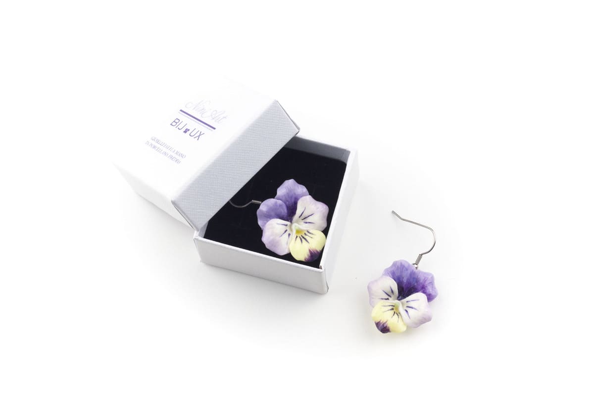 Orecchini pendenti con viole del pensiero lilla