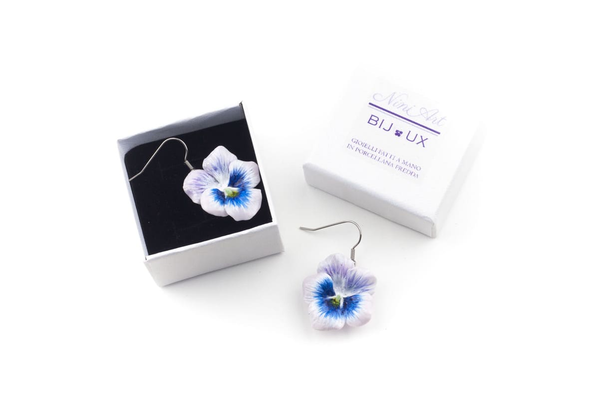 Orecchini pendenti con viole del pensiero viola