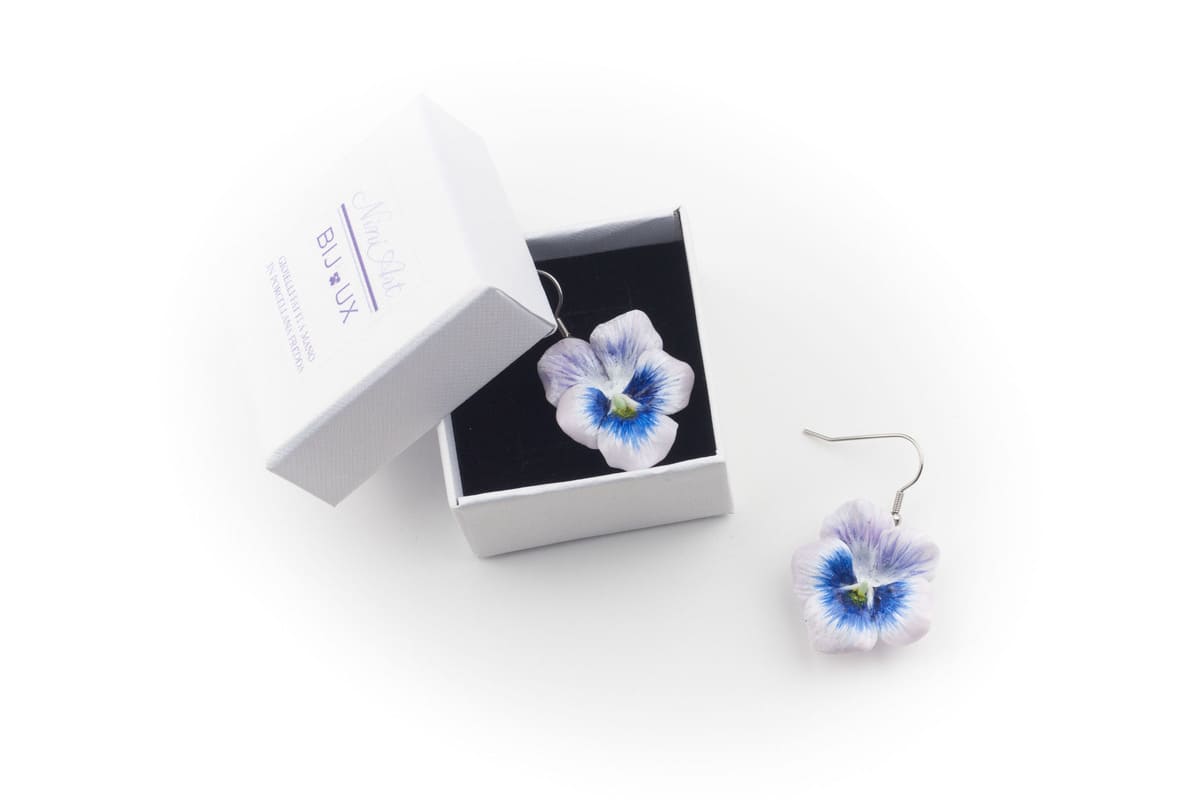 Orecchini pendenti con viole del pensiero viola