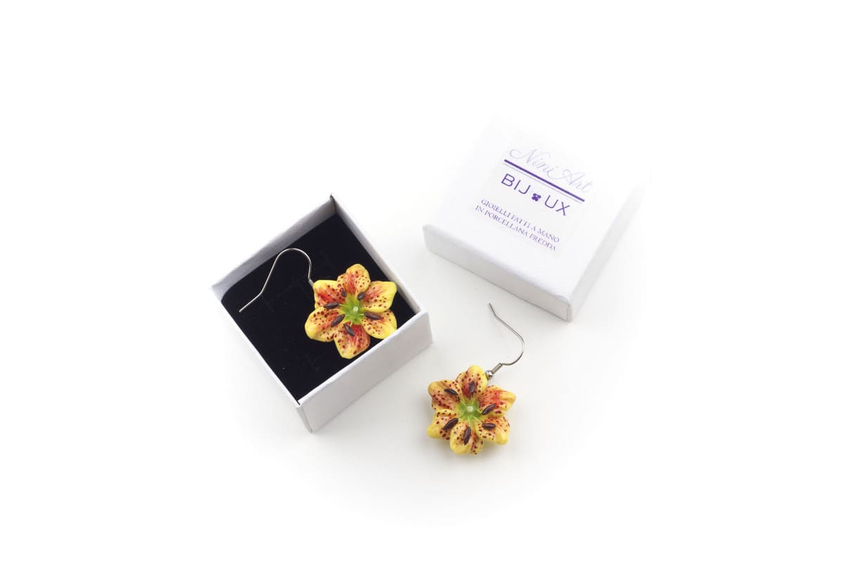 Orecchini pendenti con gigli gialli