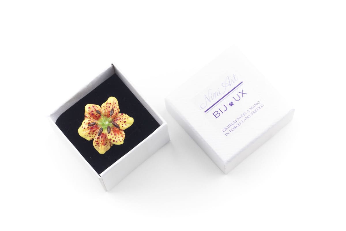 Anello con giglio giallo