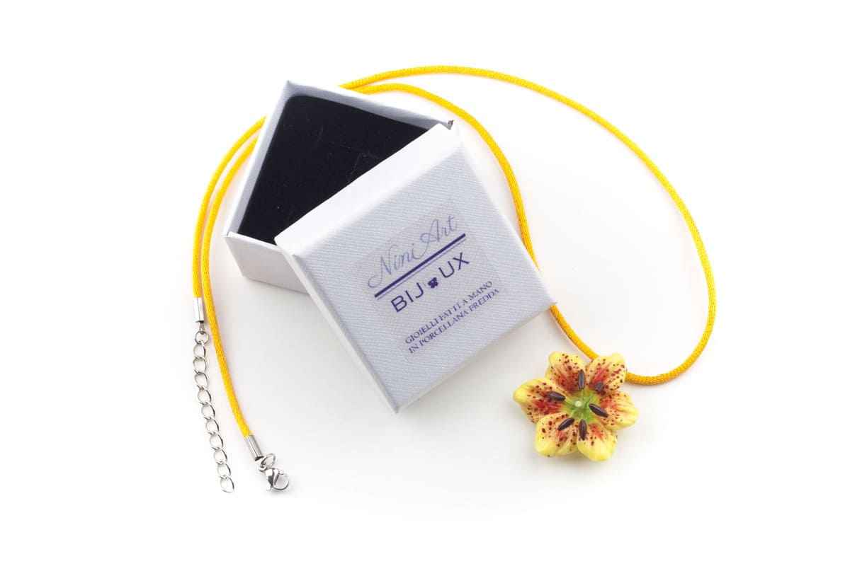 Collana ciondolo giglio giallo