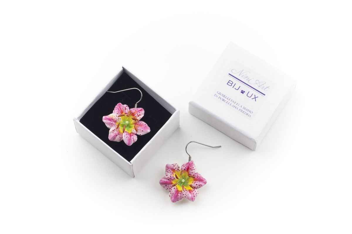 Orecchini pendenti con gigli bianchi e rosa