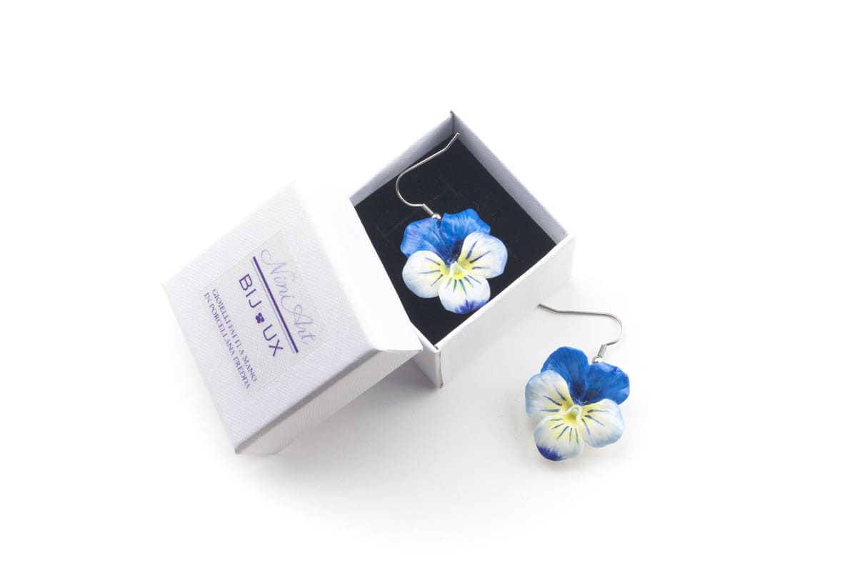 Orecchini pendenti con viole del pensiero azzurre