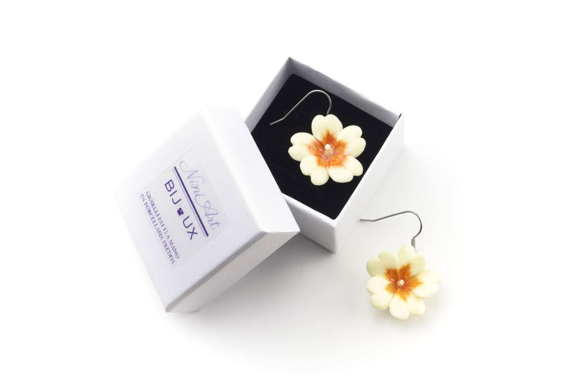 Orecchini pendenti con primule gialle