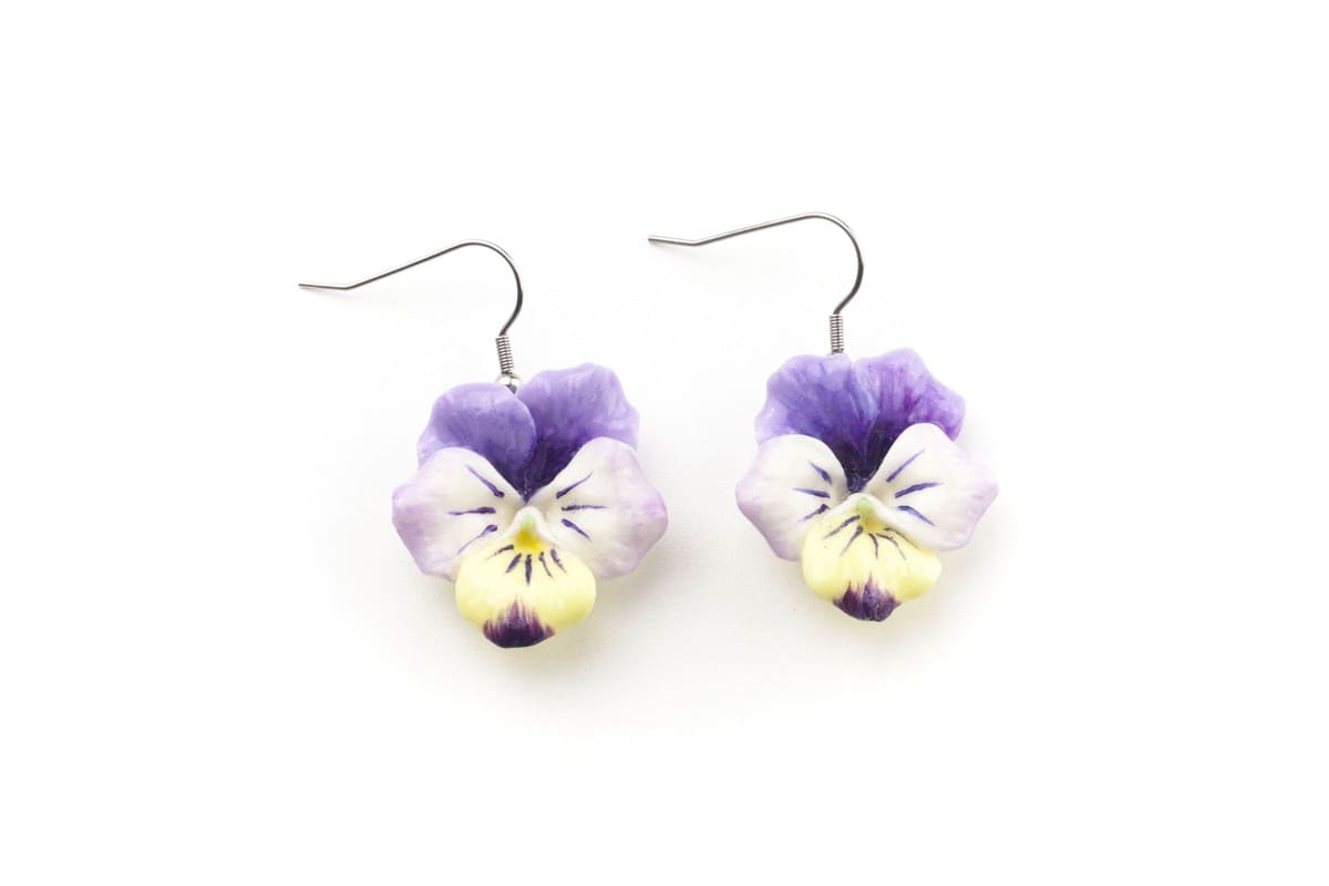 Orecchini pendenti con viole del pensiero lilla