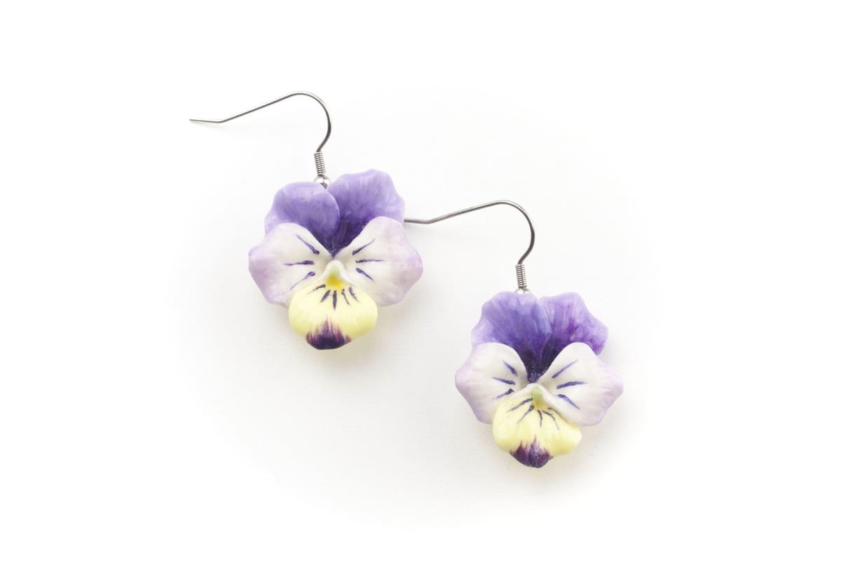 Orecchini pendenti con viole del pensiero lilla