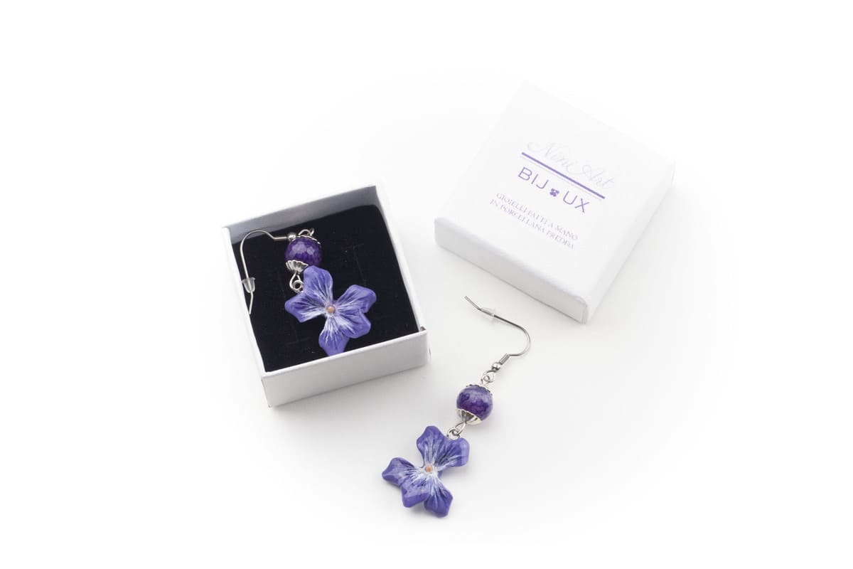 Orecchini pendenti con violette e pietre dure