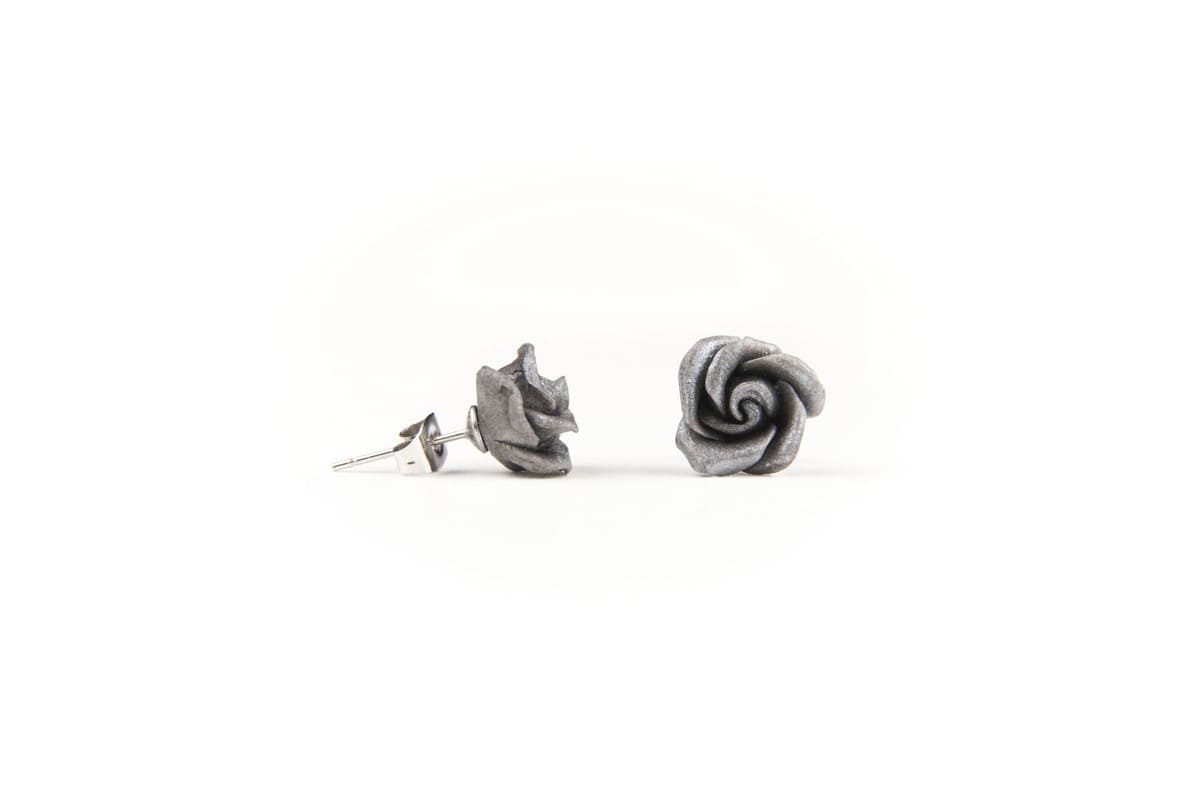 Orecchini a lobo con rose grigie