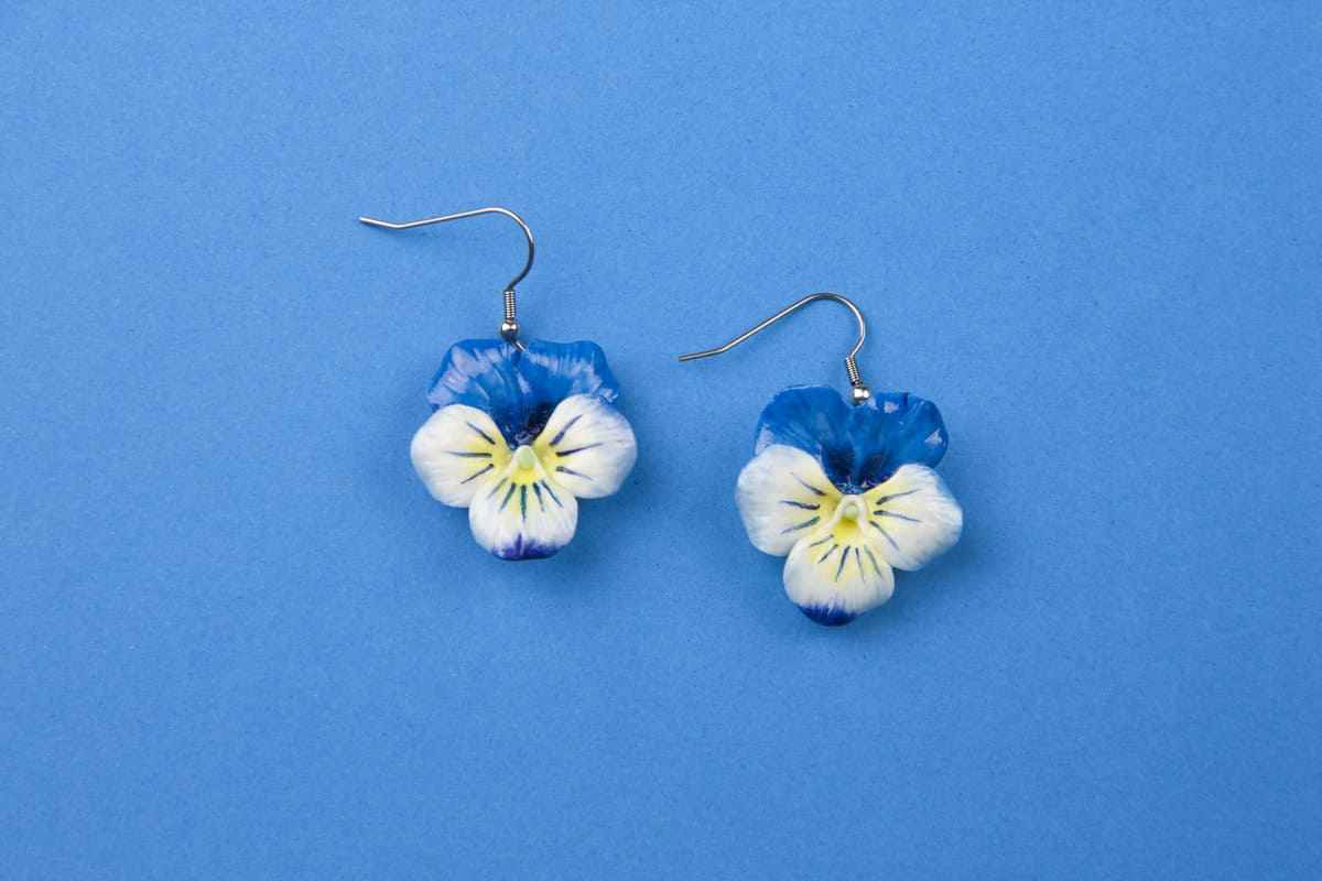 Orecchini pendenti con viole del pensiero azzurre