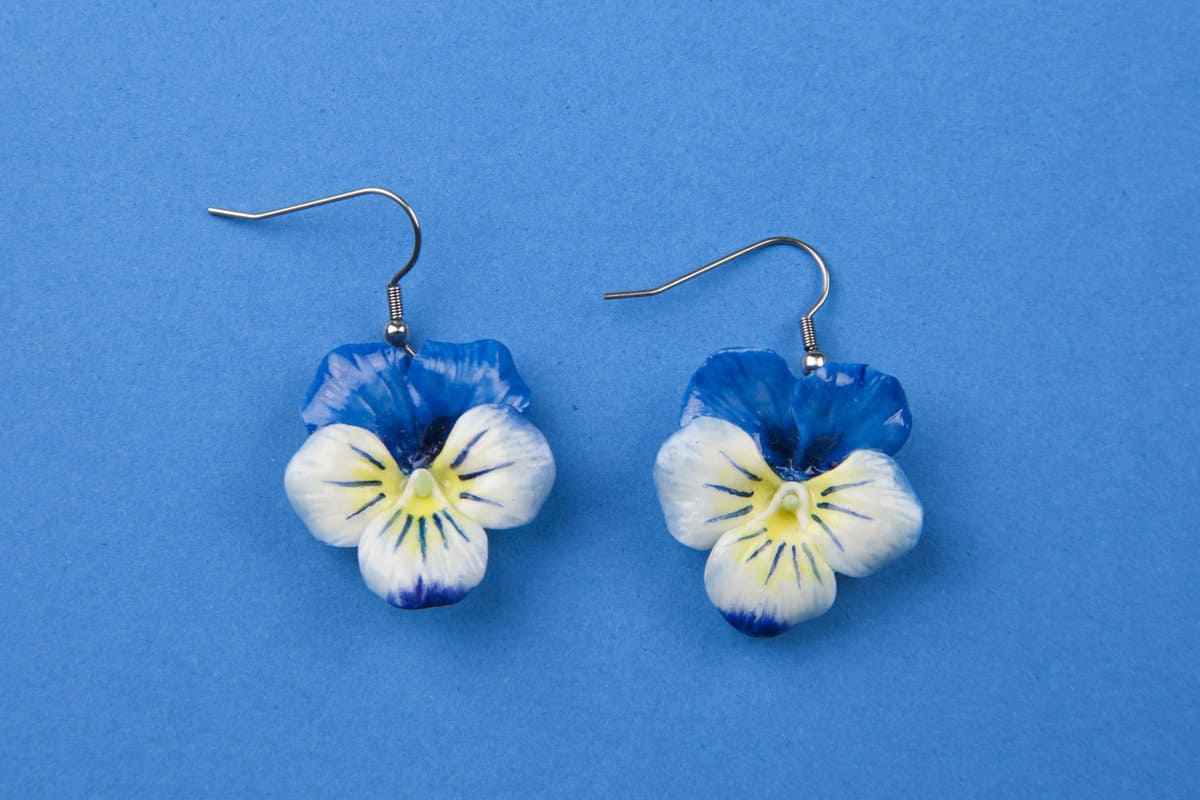 Orecchini pendenti con viole del pensiero azzurre