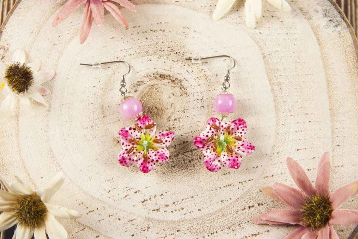 Orecchini pendenti con gigli bianchi e rosa e pietre dure