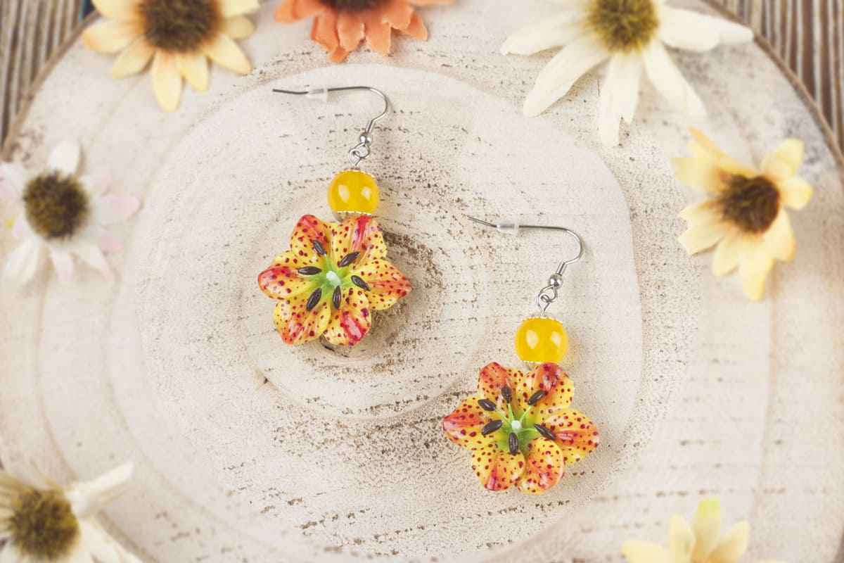 Orecchini pendenti con gigli gialli e pietre dure