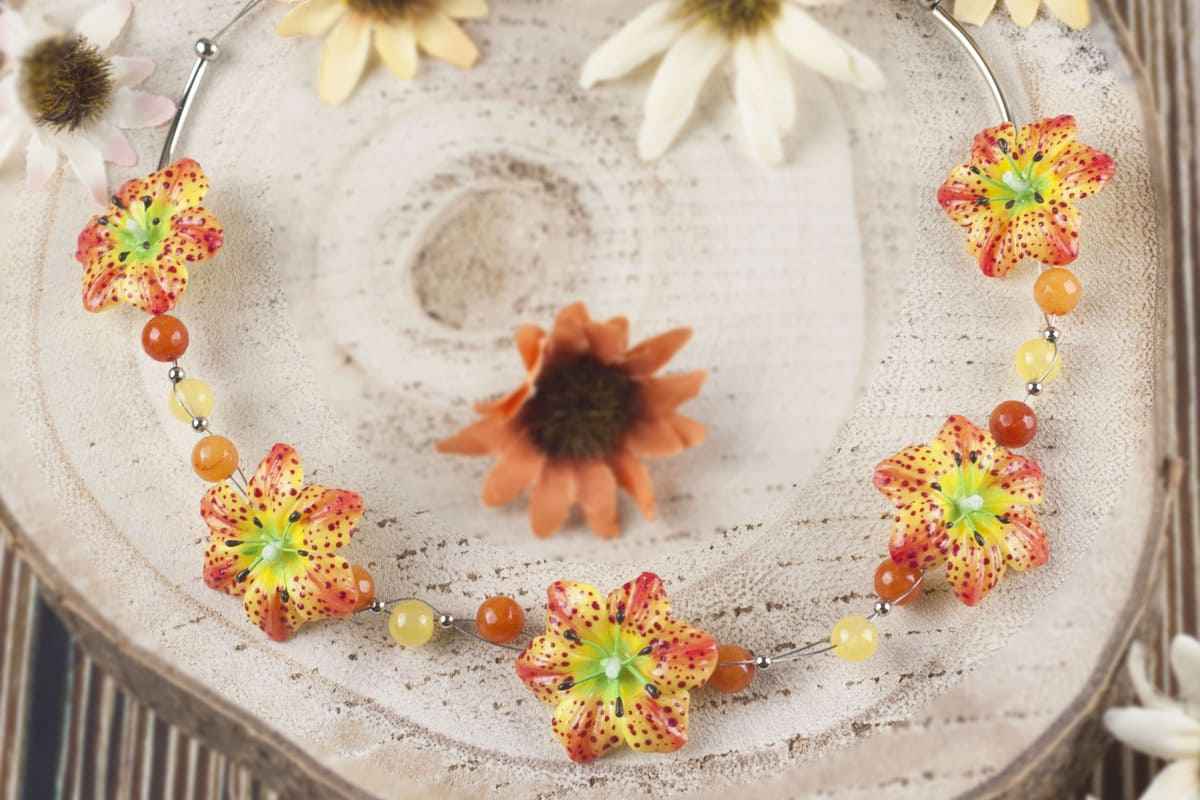 Collana girocollo con gigli gialli e pietre dure