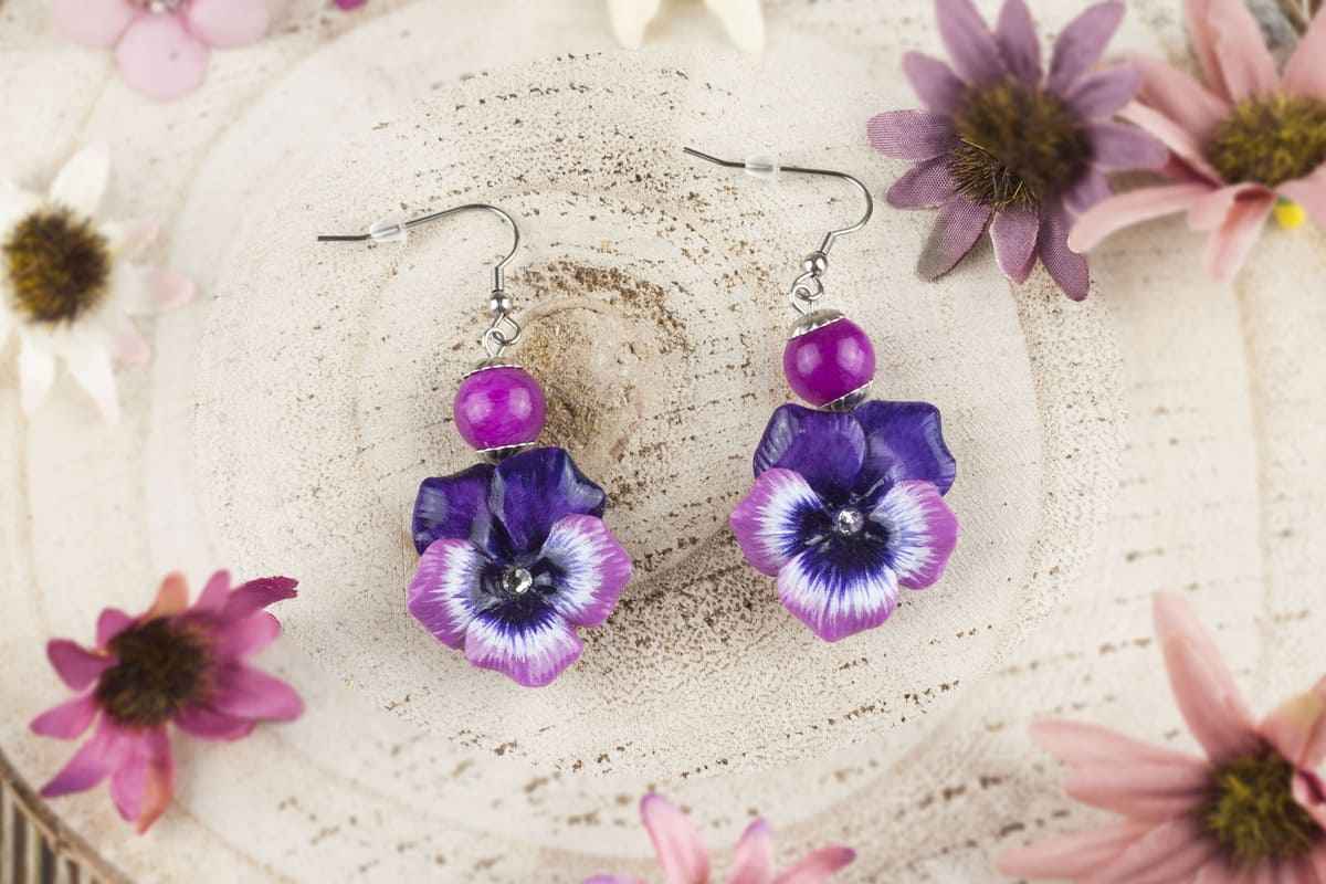 Orecchini pendenti con viole del pensiero fucsia e pietre dure