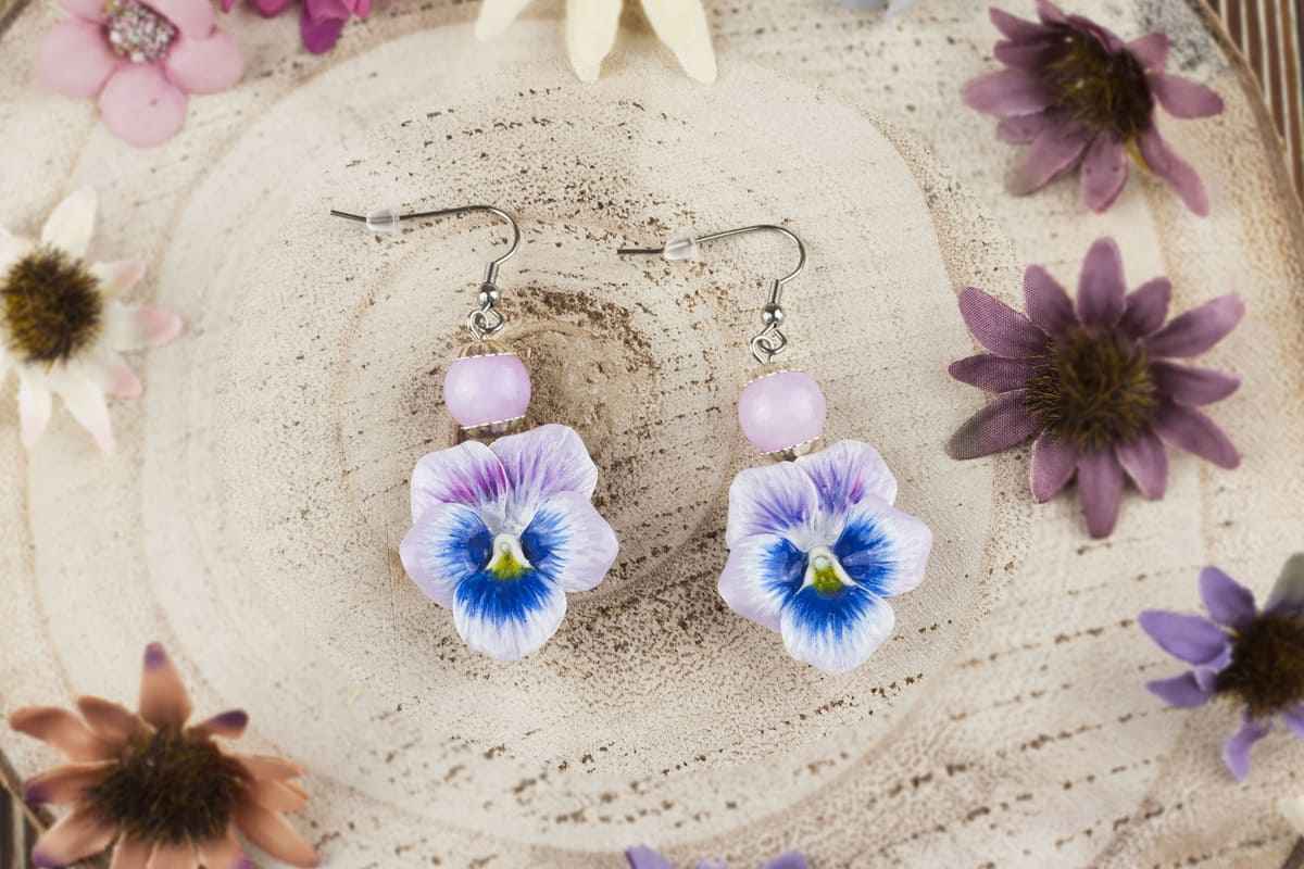 Orecchini pendenti con viole del pensiero viola e pietre dure