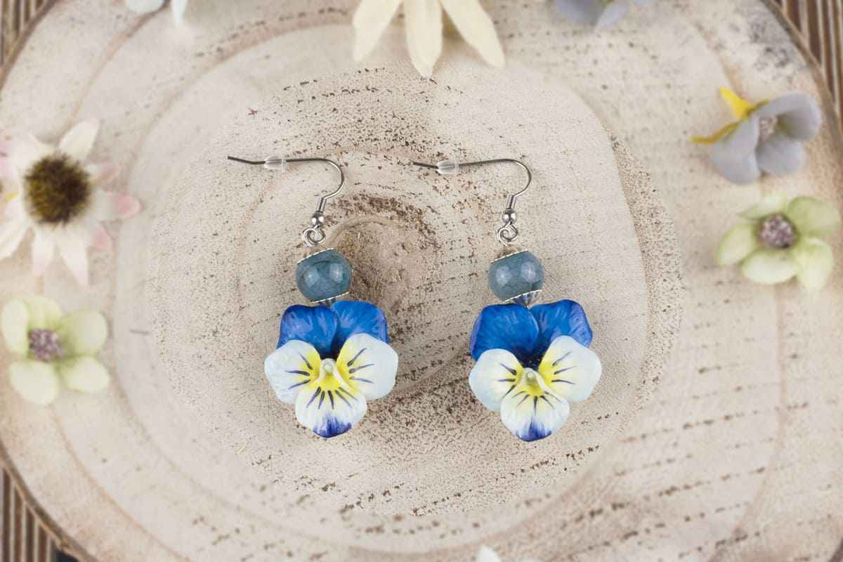 Orecchini pendenti con viole del pensiero azzurre e pietre dure