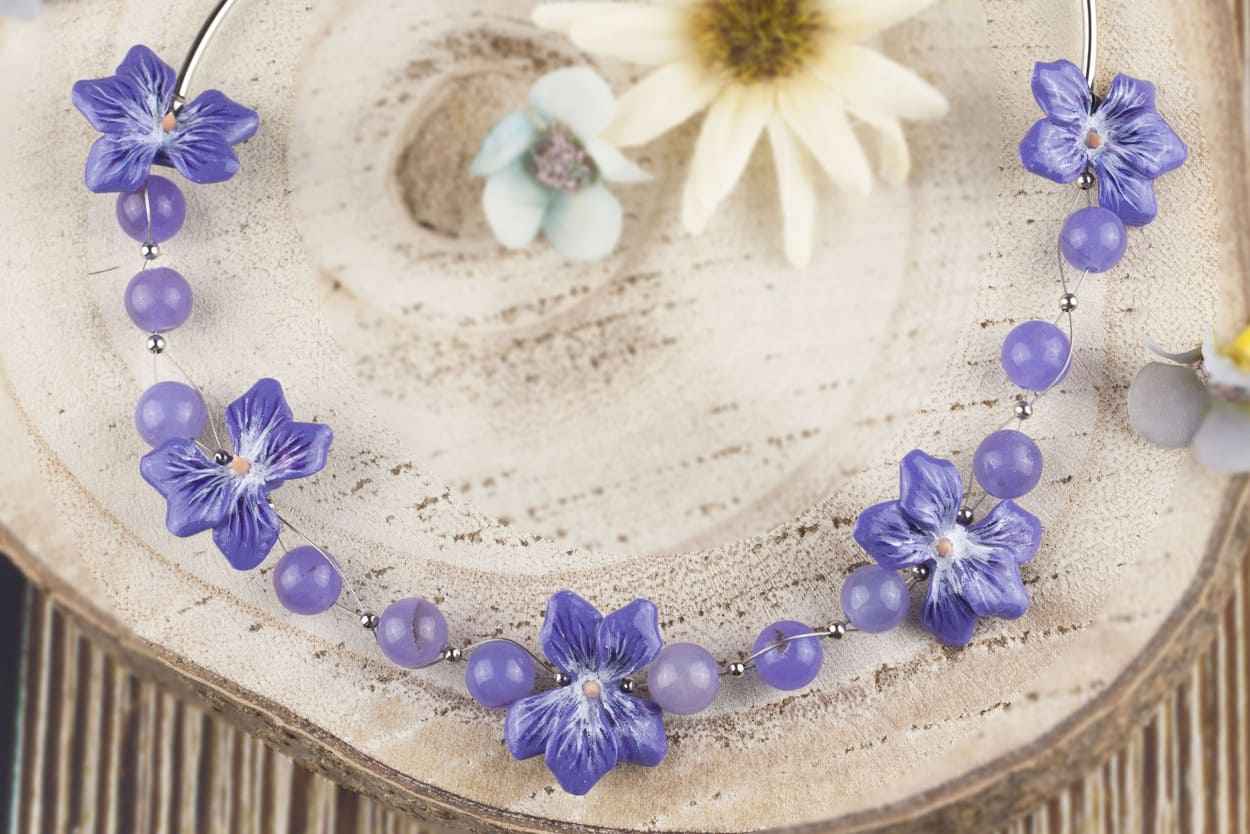 Collana girocollo con violette e pietre dure