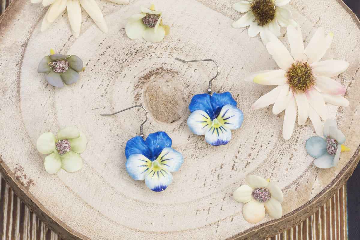 Orecchini pendenti con viole del pensiero azzurre