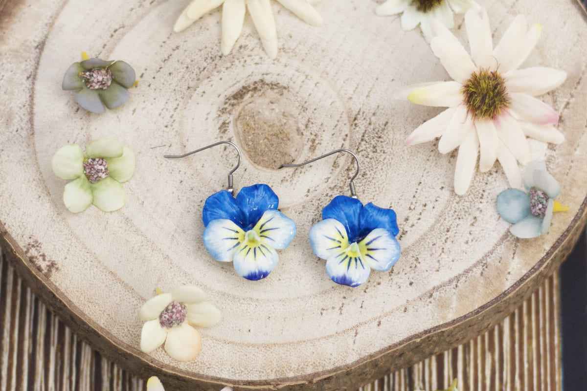 Orecchini pendenti con viole del pensiero azzurre
